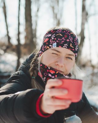 Čas chutná líp, když ho trávíš venku.🏔️ A když ti nefouká do uší.😉