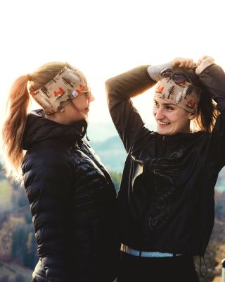 Je pátek - a my víme, co to znamená. Čas hodit starosti za hlavu! A čelenku radši ještě na hlavu. 😆